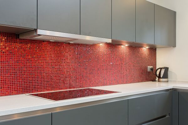 gạch mosaic màu đỏ ốp bếp cho người mệnh hỏa
