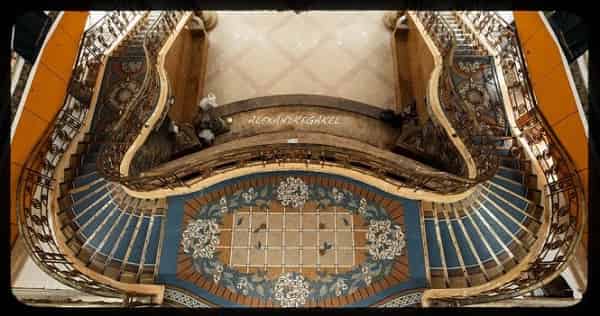 Dòng sông uốn quanh trong lòng kiến trúc được tạo nên từ gạch Mosaic