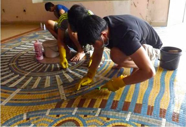 Công việc bóc tách gạch mosaic diễn ra cẩn trọng và tỉ mỉ