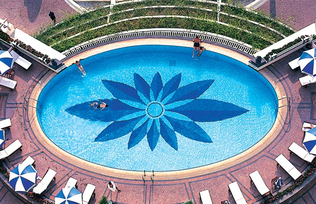 Sử dụng gạch Mosaic ốp lát bể bơi