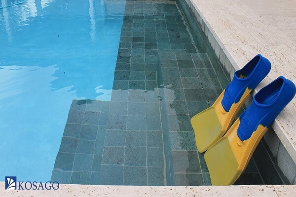 Nên dùng gạch mosaic hay gạch men ốp lát bể bơi (hồ bơi)?