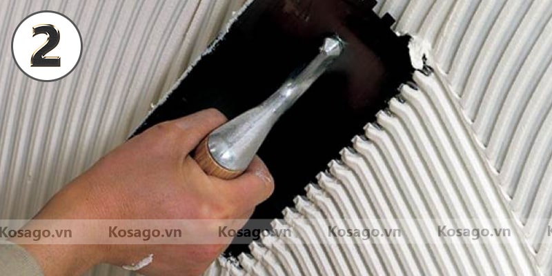Bước 2: Dùng bay hình răng cưa để trát keo/ vữa Bước 2: Dùng bay hình răng cưa để trát keo/ vữa