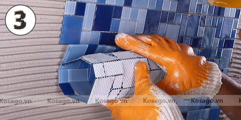 Bước 3: Dán vỉ gạch mosaic BV003 lên tường Bước 3: Dán vỉ gạch mosaic BV003 lên tường