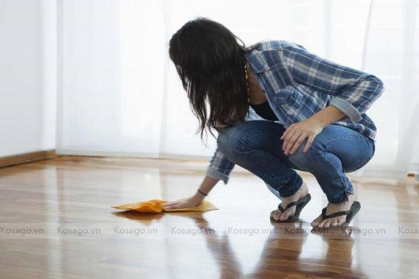 cách tẩy vết sơn dính trên sàn nhà