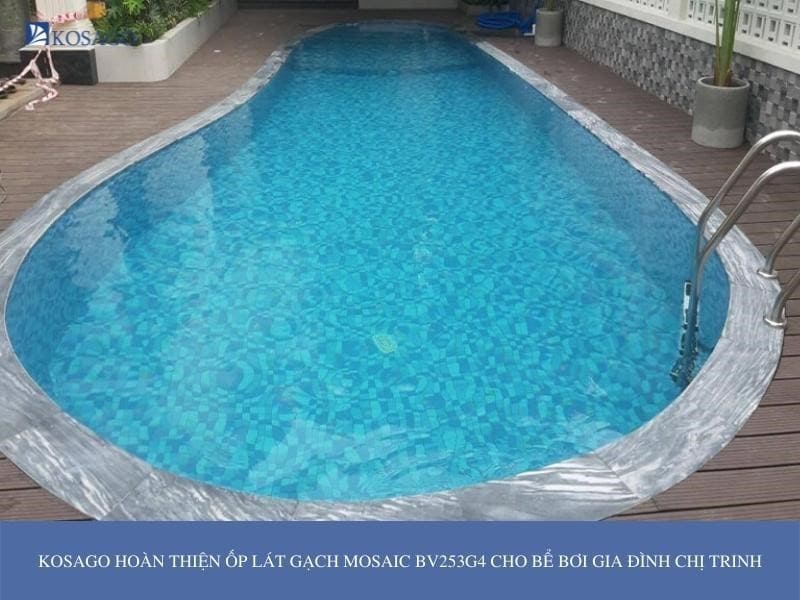 Kosago hoàn thiện ốp lát gạch mosaic BV253G4 cho bể bơi gia đình chị Trinh